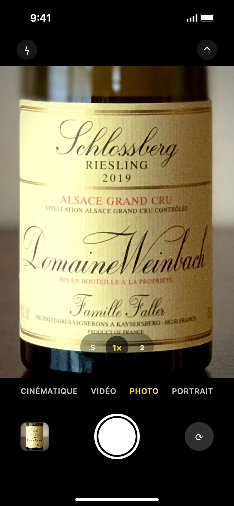 L'appareil photo de l'iPhone cadrant une étiquette de vin